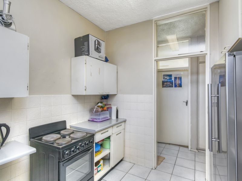 PERFECT LOCK UP AN GO HUGE GARDEN UNIT... IN A WELL LOOKED AFTER BUILDING... AMAZING VALUE... - Photo 9