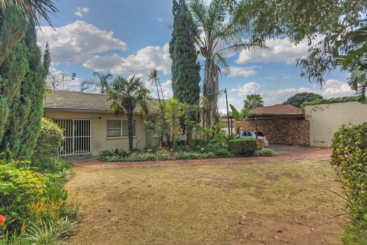 PRICE REDUCED....LARGE SECURE 8 BEDROOM FAMILY HOME AND A WORK FROM HOME OFFICE...A MUST TO SEE.... - Photo 5