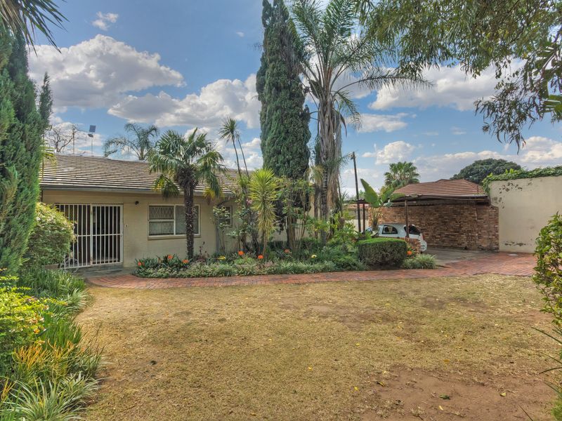 PRICE REDUCED....LARGE SECURE 8 BEDROOM FAMILY HOME AND A WORK FROM HOME OFFICE...A MUST TO SEE.... - Photo 5