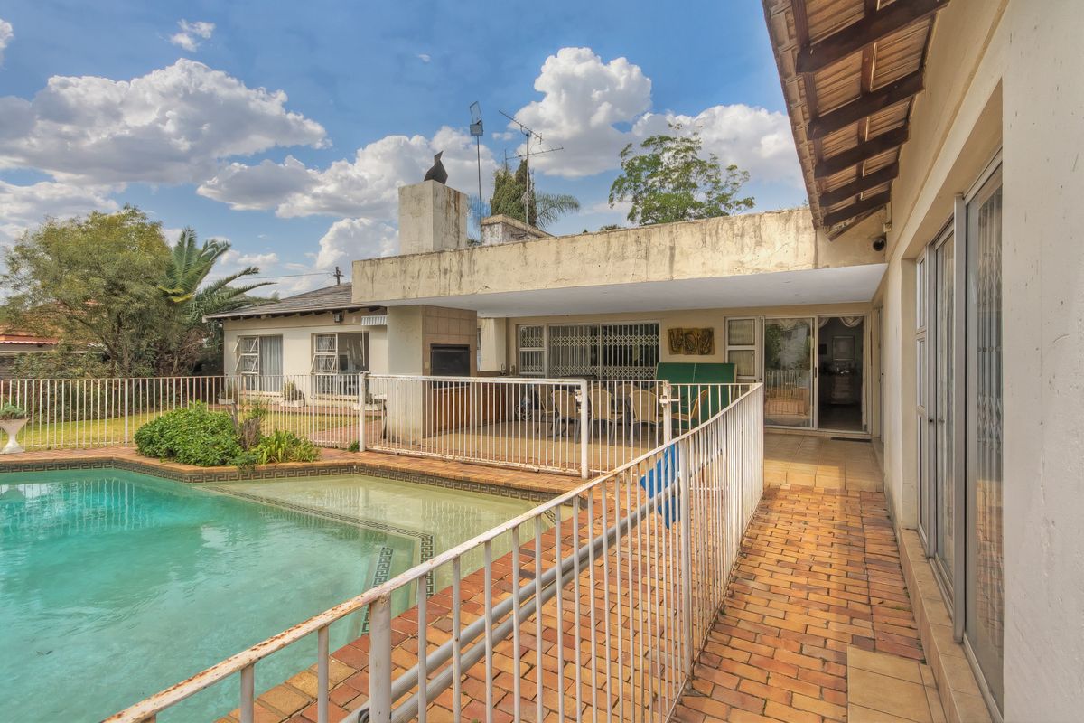 PRICE REDUCED....LARGE SECURE 8 BEDROOM FAMILY HOME AND A WORK FROM HOME OFFICE...A MUST TO SEE.... - Photo 3