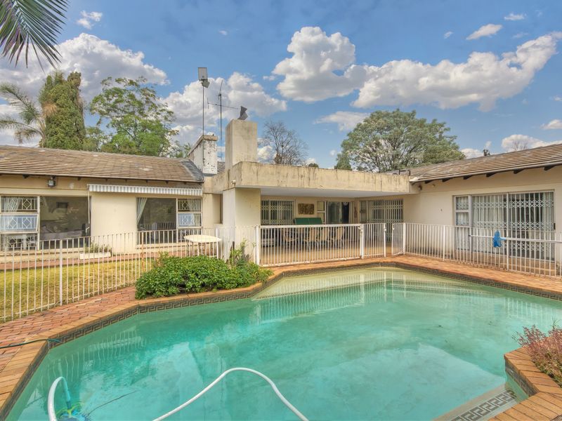PRICE REDUCED....LARGE SECURE 8 BEDROOM FAMILY HOME AND A WORK FROM HOME OFFICE...A MUST TO SEE.... - Photo 4