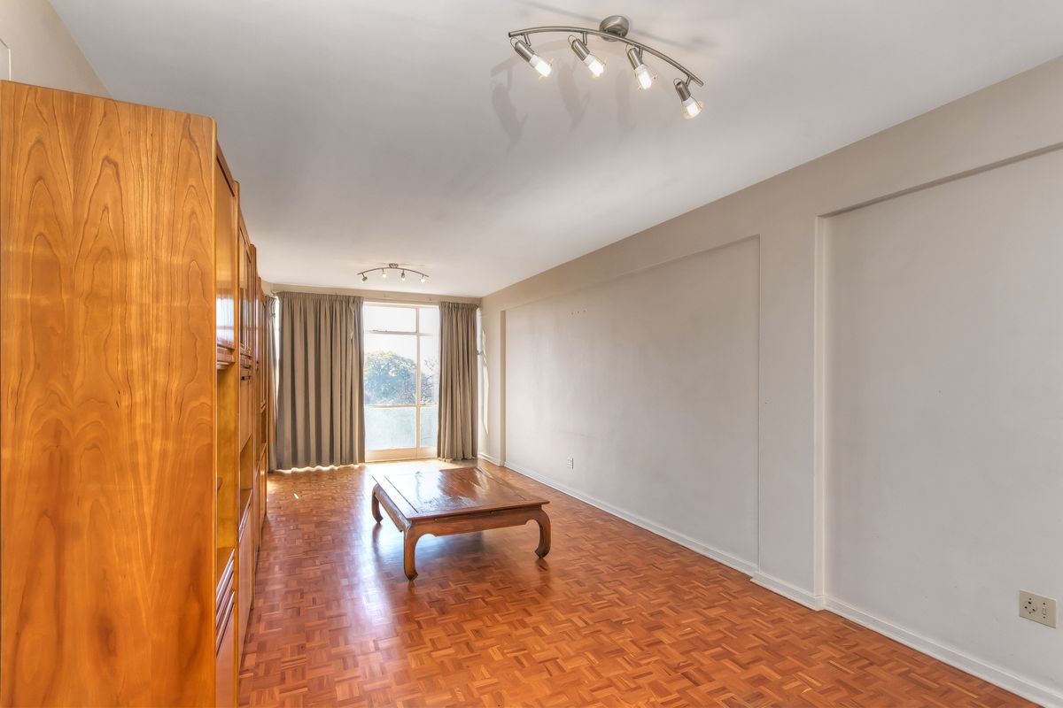 PERFECT LOCK UP AND GO IN A WELL MAINTAINED COMPLEX WITH A 24 HOUR GUARD!!!! - Photo 4