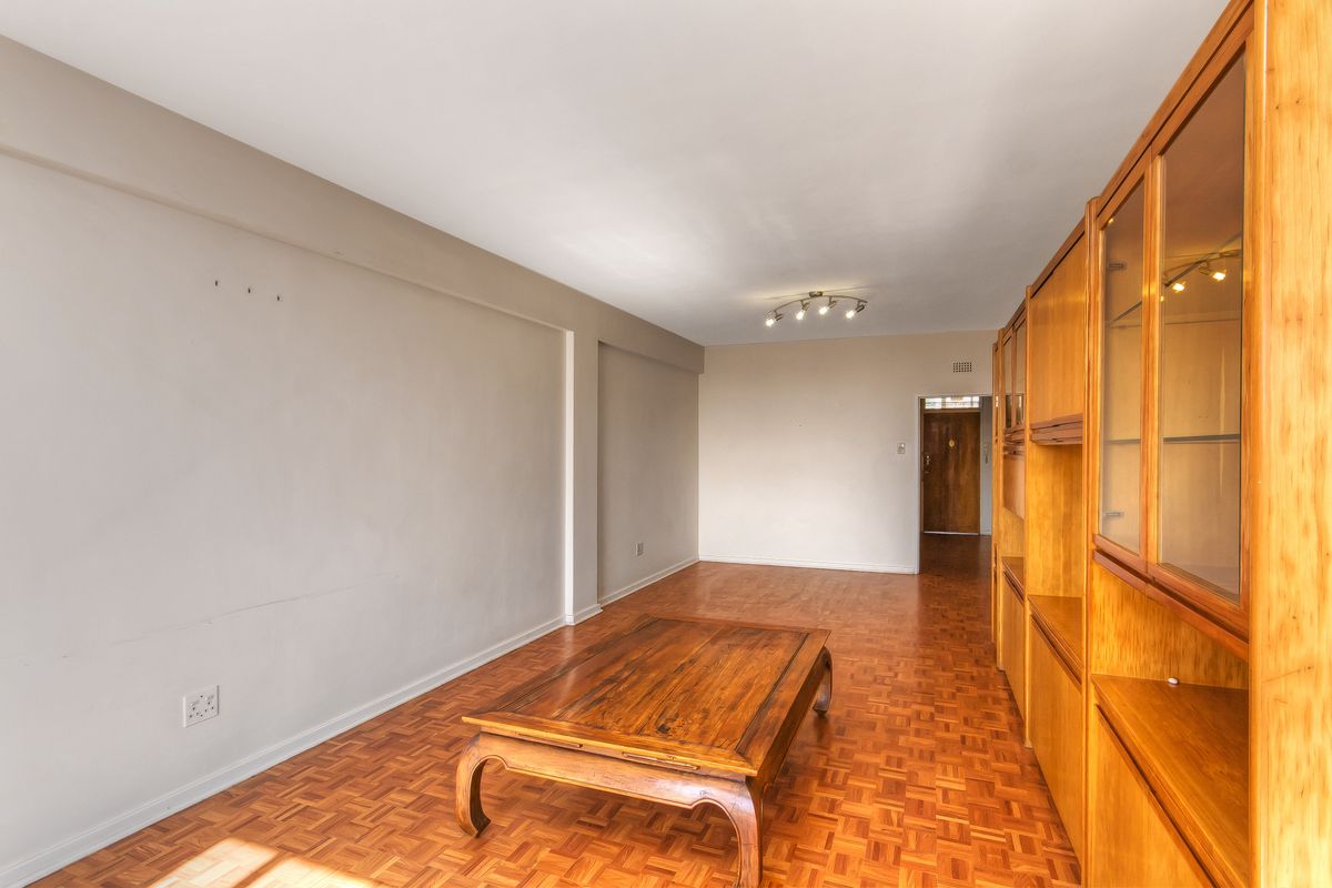 PERFECT LOCK UP AND GO IN A WELL MAINTAINED COMPLEX WITH A 24 HOUR GUARD!!!! - Photo 2