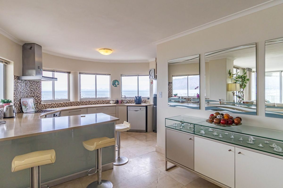Furnished 3 bedroom apartment in Wavecrest , Strand - Photo 3