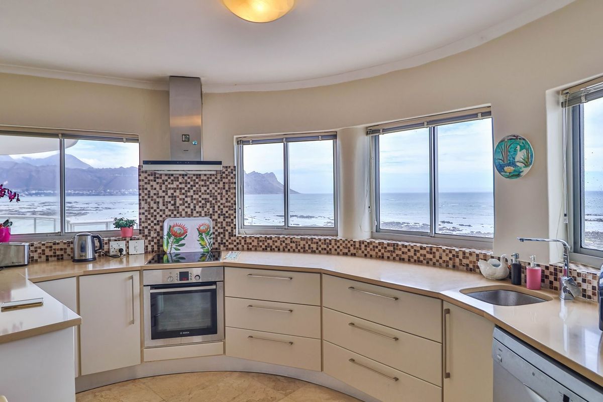Furnished 3 bedroom apartment in Wavecrest , Strand - Photo 2