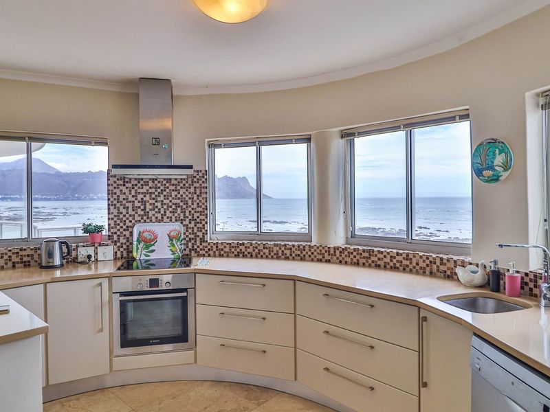 Furnished 3 bedroom apartment in Wavecrest , Strand - Photo 2
