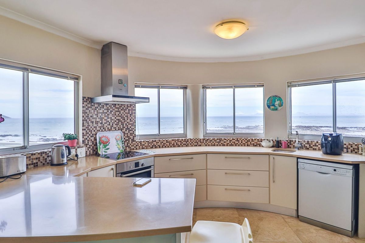Furnished 3 bedroom apartment in Wavecrest , Strand - Photo 4