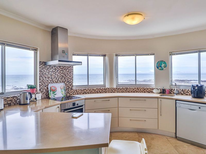 Furnished 3 bedroom apartment in Wavecrest , Strand - Photo 4