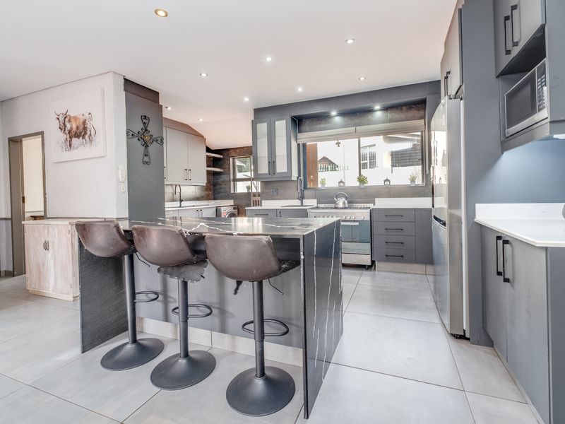 Versatile Family Home with Cottage, Entertainer’s Spaces & Income Potential - Photo 4