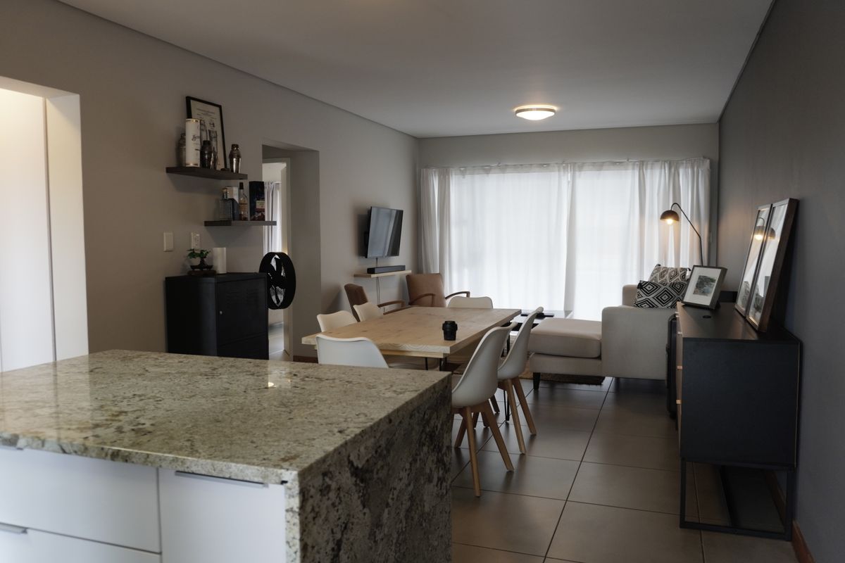 Beautiful & Spacious 2-Bedroom, 2-Bathroom Apartment - Photo 2