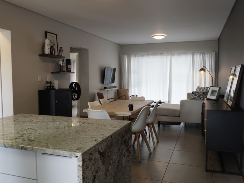 Beautiful & Spacious 2-Bedroom, 2-Bathroom Apartment - Photo 2