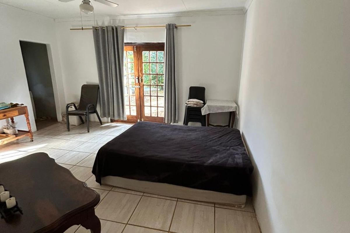 Spacious 2-Bedroom Flat for Rent - R6900 pm | Huge Pet-Friendly Yard Near Laerskool Broederstroom - Photo 2