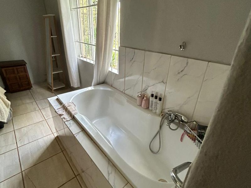 Spacious 2-Bedroom Flat for Rent - R6900 pm | Huge Pet-Friendly Yard Near Laerskool Broederstroom - Photo 9