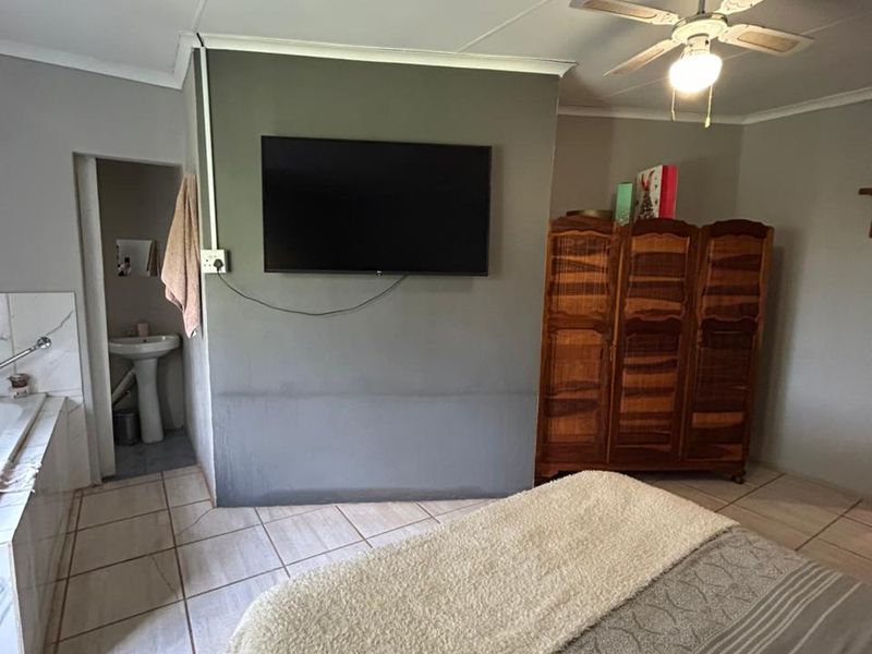Spacious 2-Bedroom Flat for Rent - R6900 pm | Huge Pet-Friendly Yard Near Laerskool Broederstroom - Photo 8