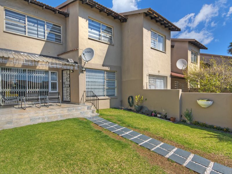 SOLD IN RECORD TIME....CHIC, SUNNY AND MOVE-IN-READY - YOUR DREAM TOWNHOUSE AWAITS!! - Photo 1