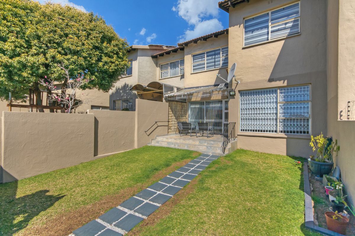 SOLD IN RECORD TIME....CHIC, SUNNY AND MOVE-IN-READY - YOUR DREAM TOWNHOUSE AWAITS!! - Photo 2