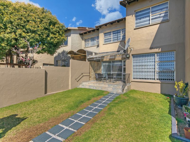 SOLD IN RECORD TIME....CHIC, SUNNY AND MOVE-IN-READY - YOUR DREAM TOWNHOUSE AWAITS!! - Photo 2