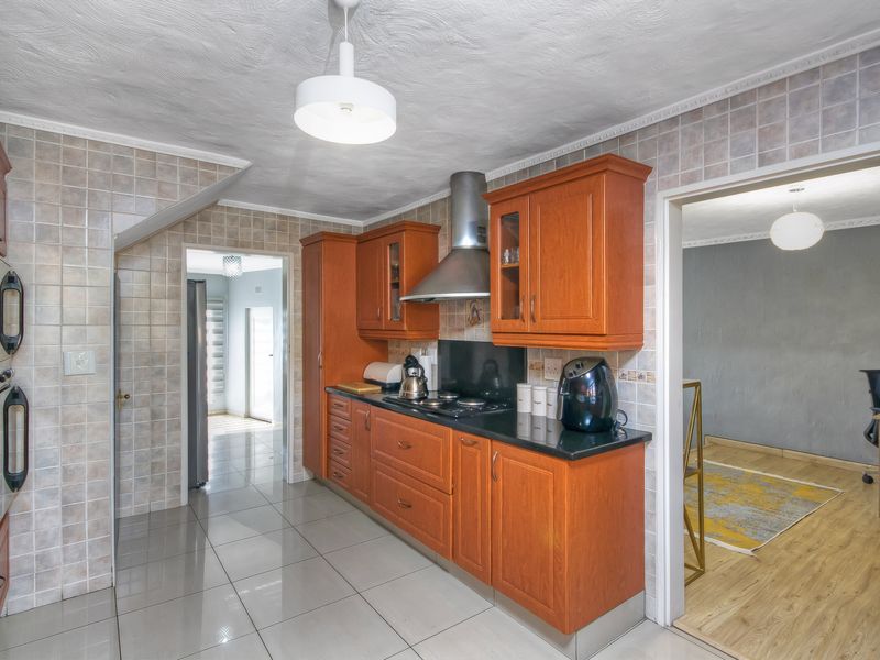 SOLD IN RECORD TIME....CHIC, SUNNY AND MOVE-IN-READY - YOUR DREAM TOWNHOUSE AWAITS!! - Photo 10