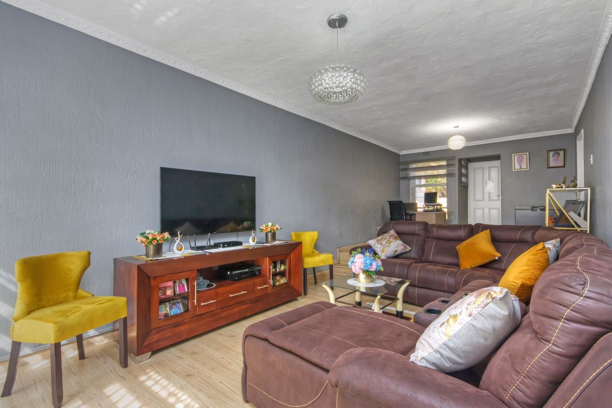 SOLD IN RECORD TIME....CHIC, SUNNY AND MOVE-IN-READY - YOUR DREAM TOWNHOUSE AWAITS!! - Photo 3