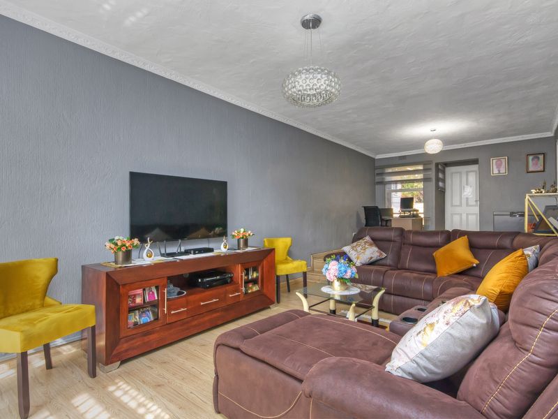SOLD IN RECORD TIME....CHIC, SUNNY AND MOVE-IN-READY - YOUR DREAM TOWNHOUSE AWAITS!! - Photo 3