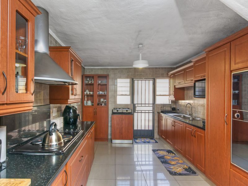 SOLD IN RECORD TIME....CHIC, SUNNY AND MOVE-IN-READY - YOUR DREAM TOWNHOUSE AWAITS!! - Photo 9