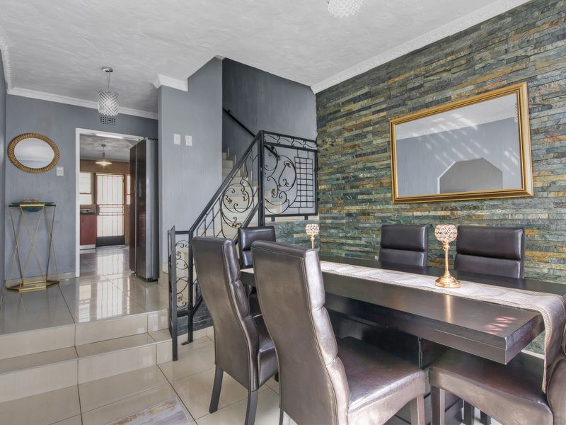 SOLD IN RECORD TIME....CHIC, SUNNY AND MOVE-IN-READY - YOUR DREAM TOWNHOUSE AWAITS!! - Photo 7