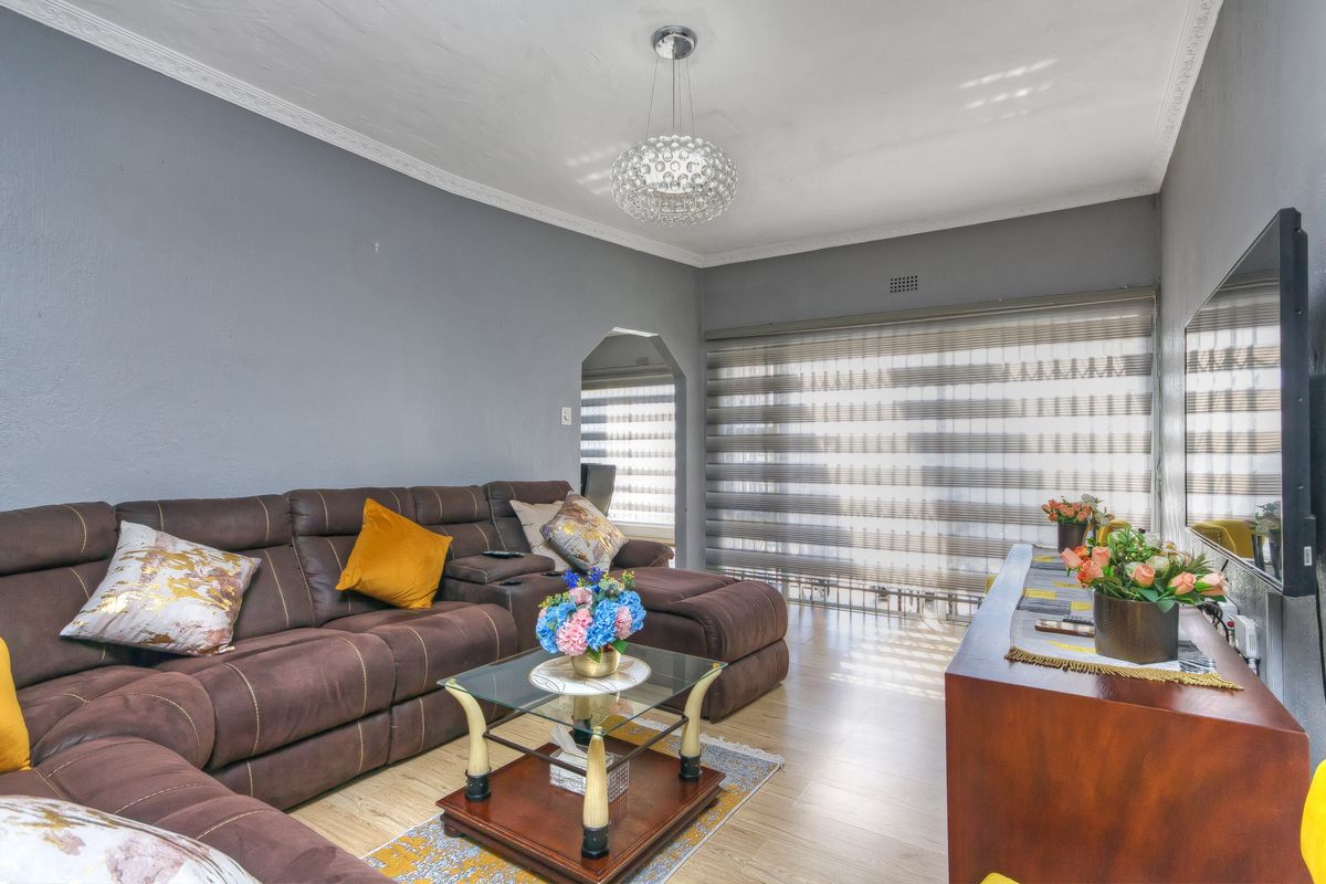 SOLD IN RECORD TIME....CHIC, SUNNY AND MOVE-IN-READY - YOUR DREAM TOWNHOUSE AWAITS!! - Photo 4