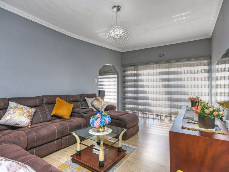 SOLD IN RECORD TIME....CHIC, SUNNY AND MOVE-IN-READY - YOUR DREAM TOWNHOUSE AWAITS!! - Photo 4