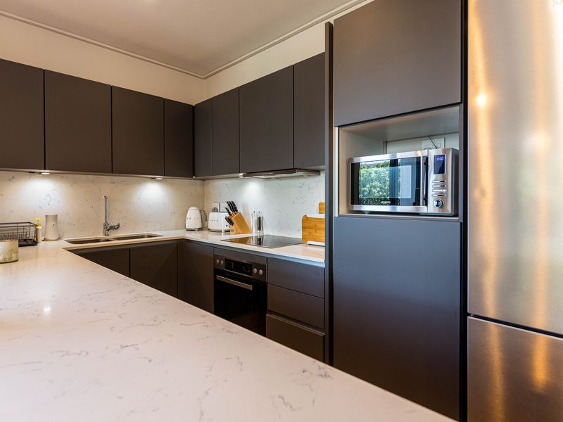 Stylish 2-Bedroom Apartment in Glengariff | Fully Furnished with modern Finishes & Mountain Views - Photo 6