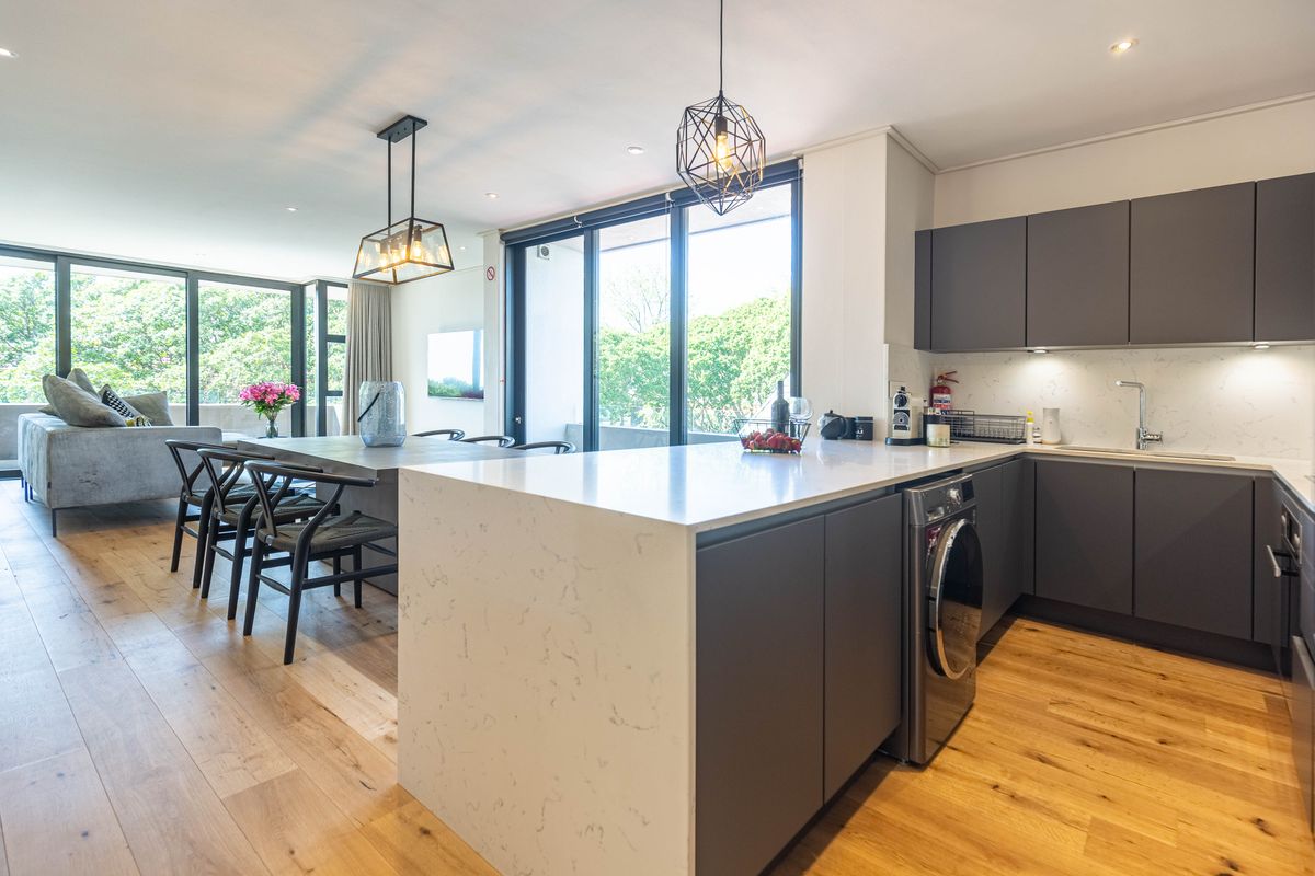 Stylish 2-Bedroom Apartment in Glengariff | Fully Furnished with modern Finishes & Mountain Views - Photo 5