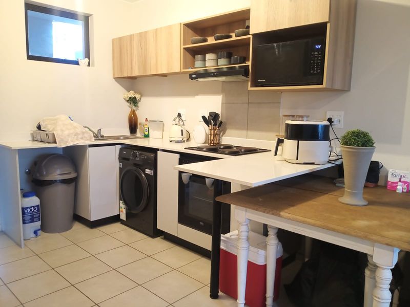 Modern 2 Bed Apartment - Photo 8