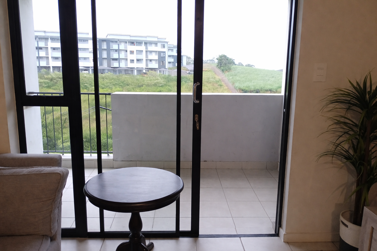 Modern 2 Bed Apartment - Photo 3