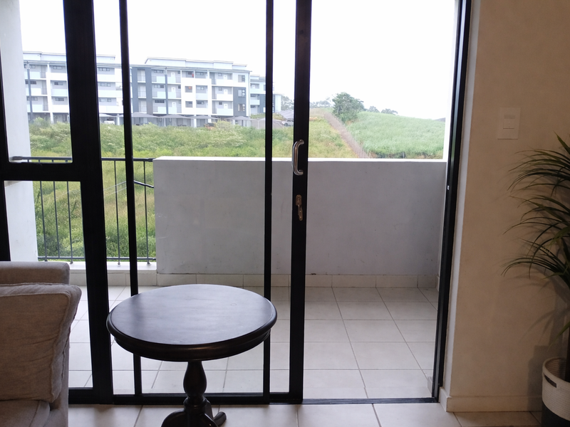 Modern 2 Bed Apartment - Photo 3