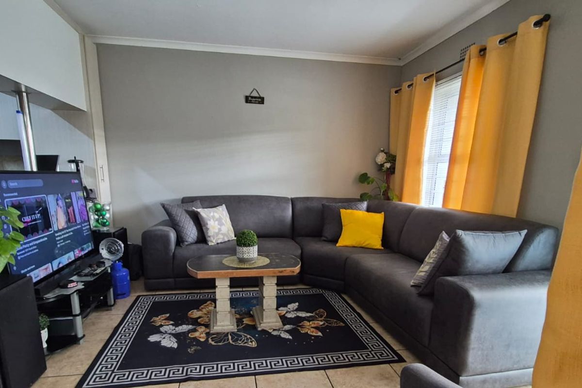 Cozy 3-Bedroom Home with Indoor Braai – Perfect for Family Living - Photo 2