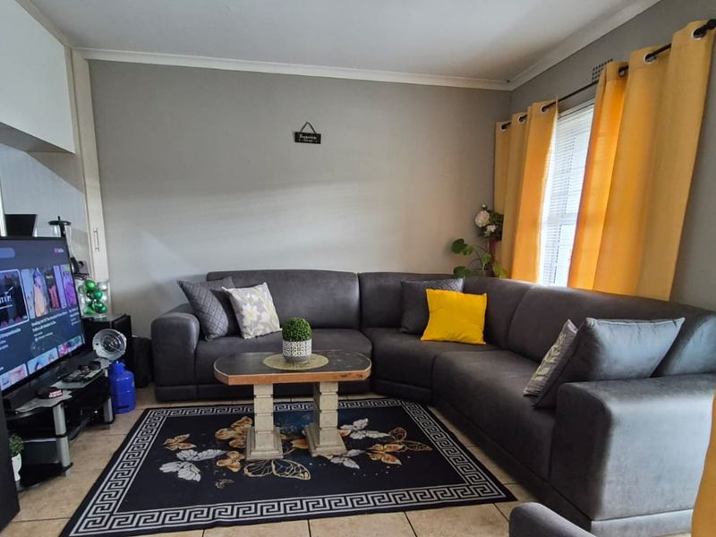 Cozy 3-Bedroom Home with Indoor Braai – Perfect for Family Living - Photo 2