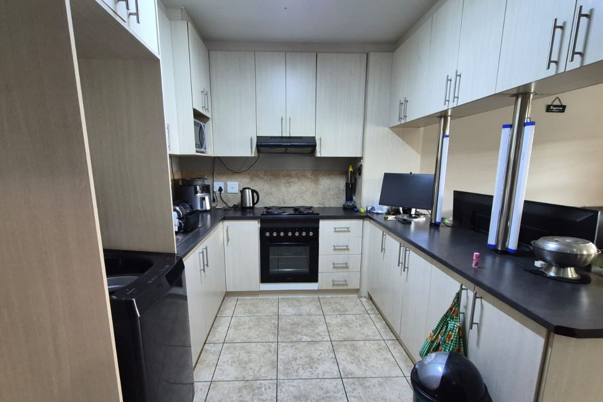Cozy 3-Bedroom Home with Indoor Braai – Perfect for Family Living - Photo 4