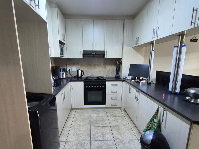 Cozy 3-Bedroom Home with Indoor Braai – Perfect for Family Living - Photo 4