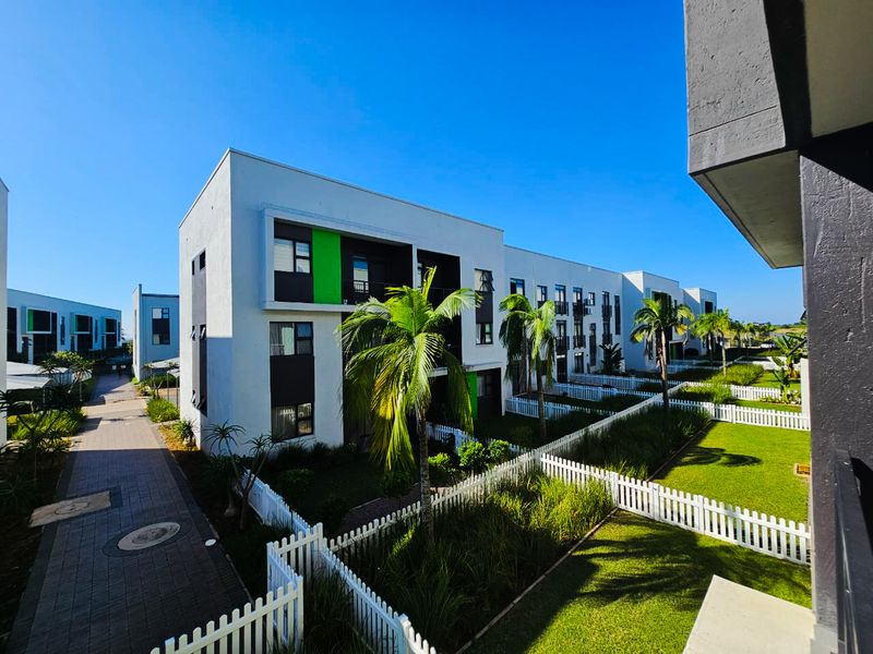 Modern Top Floor Apartment in Secure Complex for RENTAL! - Photo 2