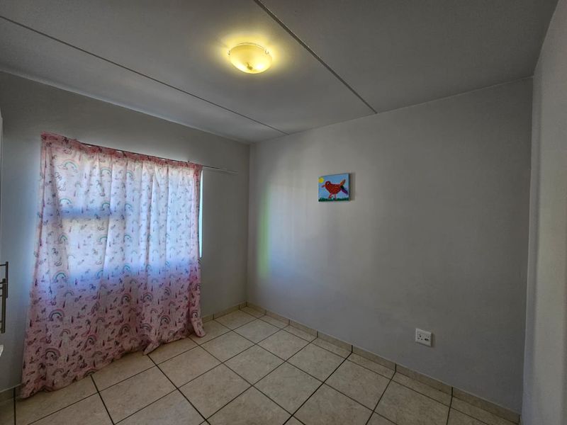 Modern Top Floor Apartment in Secure Complex for RENTAL! - Photo 10