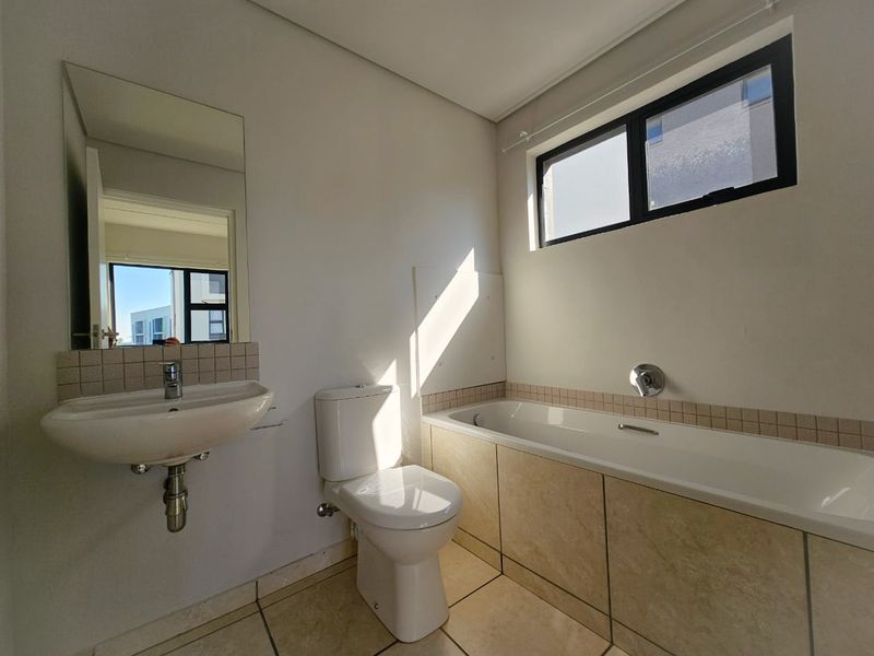 Modern Top Floor Apartment in Secure Complex for RENTAL! - Photo 9