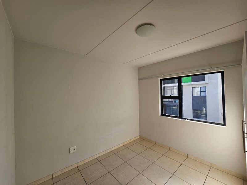 Modern Top Floor Apartment in Secure Complex for RENTAL! - Photo 8