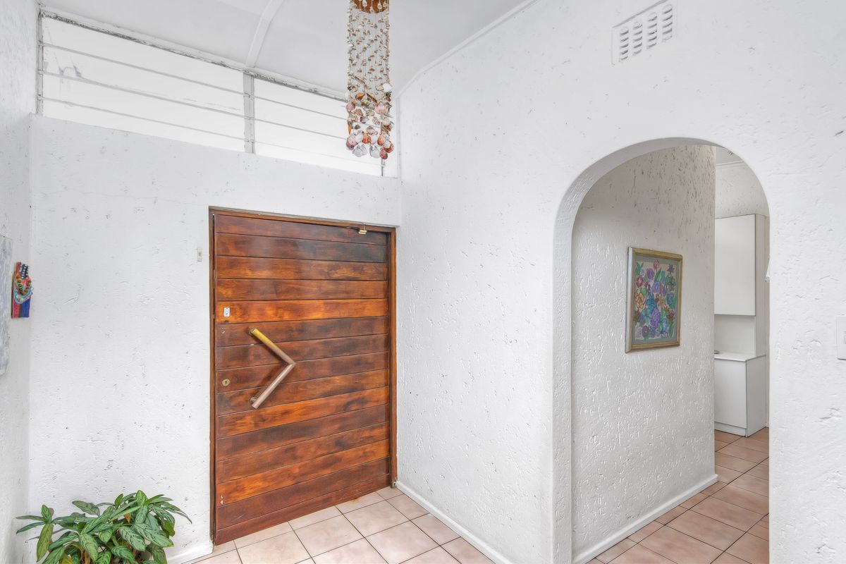 CONTEMPORARY FAMILYHOME HAS A LOT TO OFFER WITHIN SECURE BOOMED- GATED ENCLAVED!! - Photo 4