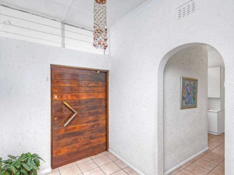 CONTEMPORARY FAMILYHOME HAS A LOT TO OFFER WITHIN SECURE BOOMED- GATED ENCLAVED!! - Photo 4