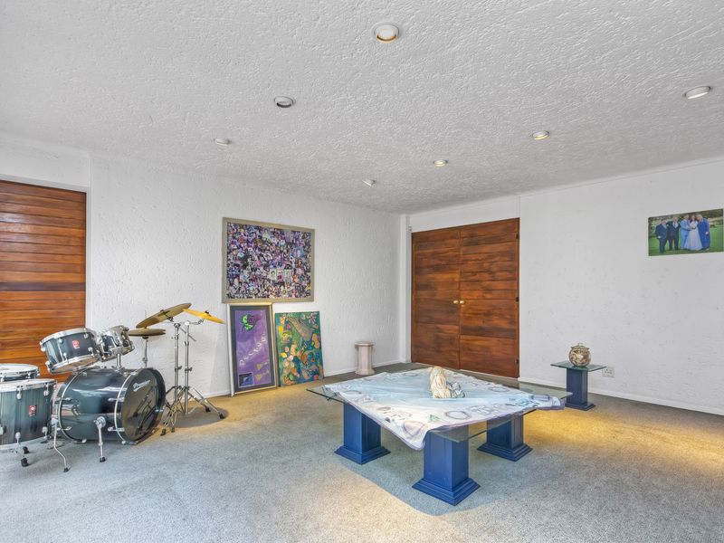 CONTEMPORARY FAMILYHOME HAS A LOT TO OFFER WITHIN SECURE BOOMED- GATED ENCLAVED!! - Photo 10