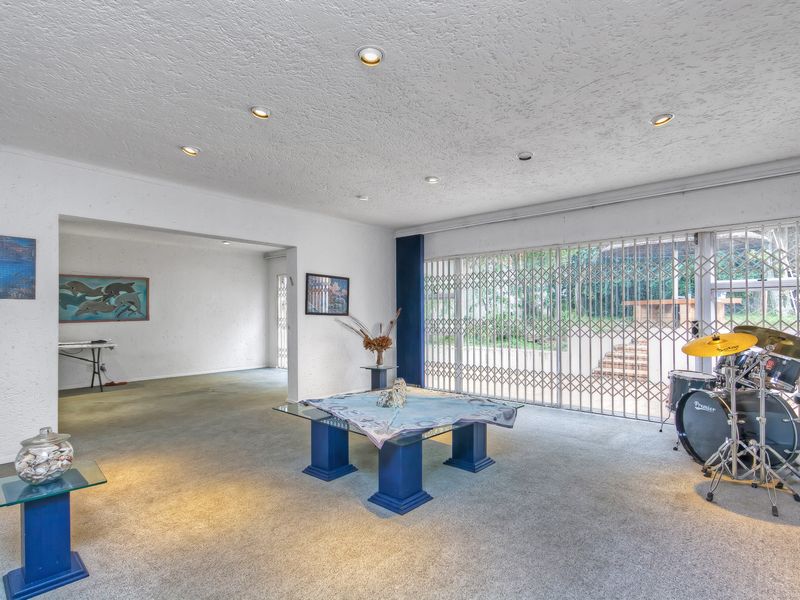 CONTEMPORARY FAMILYHOME HAS A LOT TO OFFER WITHIN SECURE BOOMED- GATED ENCLAVED!! - Photo 9