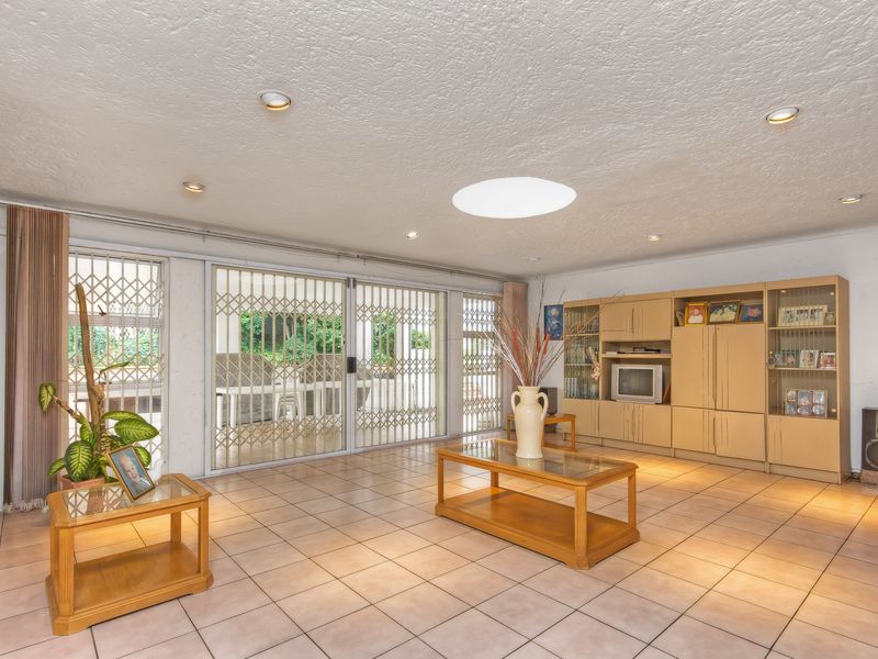 CONTEMPORARY FAMILYHOME HAS A LOT TO OFFER WITHIN SECURE BOOMED- GATED ENCLAVED!! - Photo 8