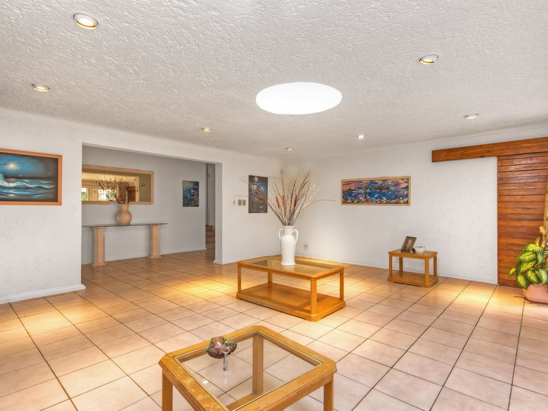 CONTEMPORARY FAMILYHOME HAS A LOT TO OFFER WITHIN SECURE BOOMED- GATED ENCLAVED!! - Photo 7