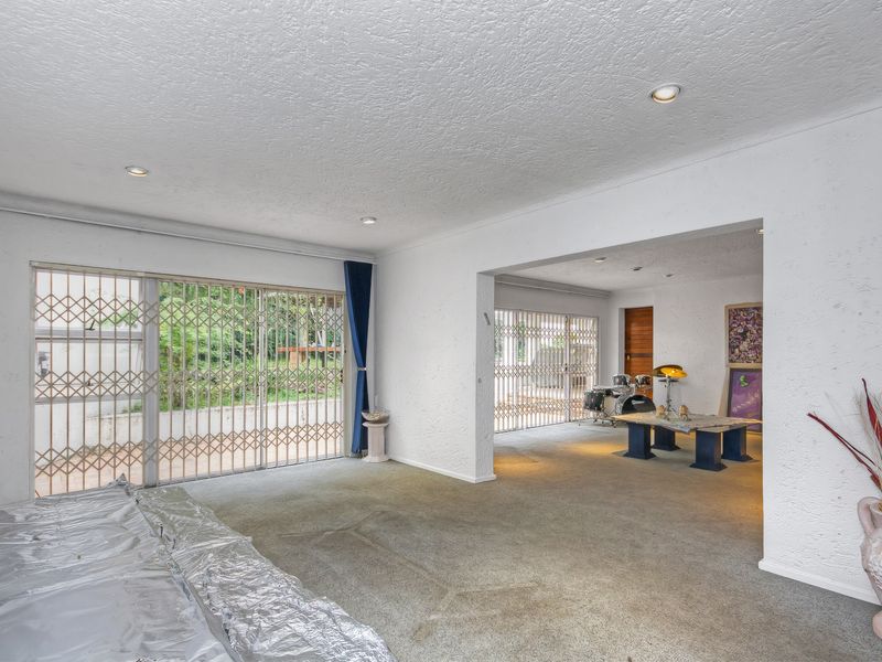 CONTEMPORARY FAMILYHOME HAS A LOT TO OFFER WITHIN SECURE BOOMED- GATED ENCLAVED!! - Photo 6