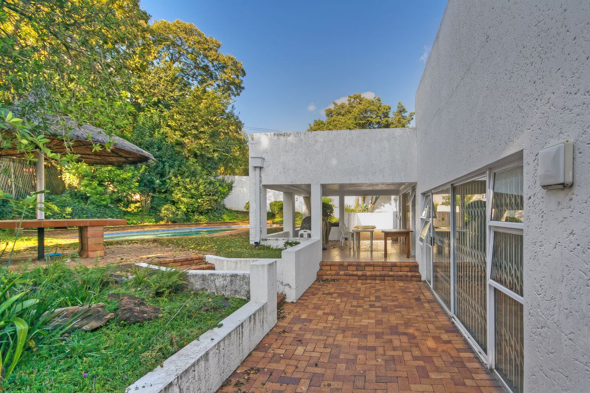CONTEMPORARY FAMILYHOME HAS A LOT TO OFFER WITHIN SECURE BOOMED- GATED ENCLAVED!! - Photo 3