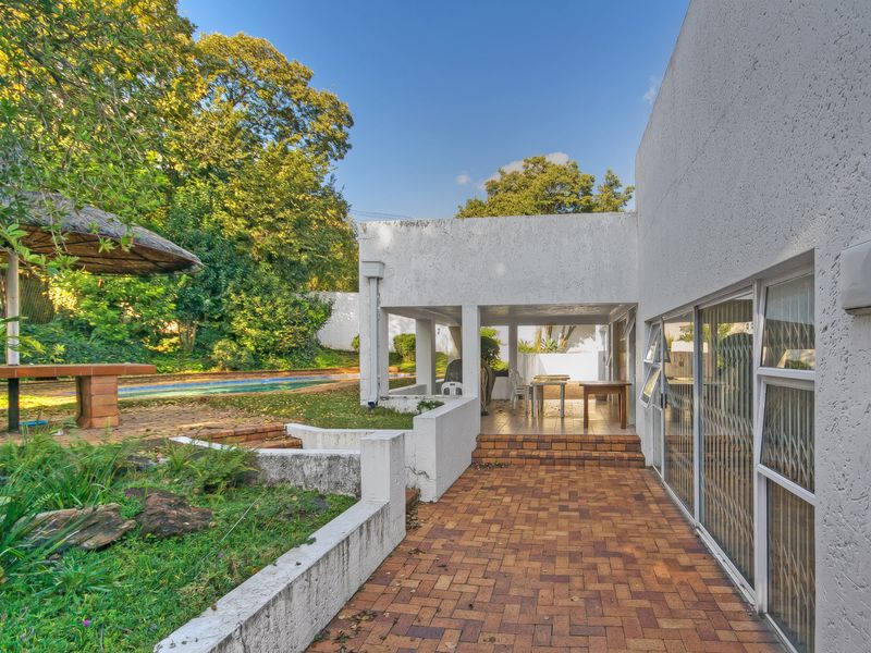 CONTEMPORARY FAMILYHOME HAS A LOT TO OFFER WITHIN SECURE BOOMED- GATED ENCLAVED!! - Photo 3